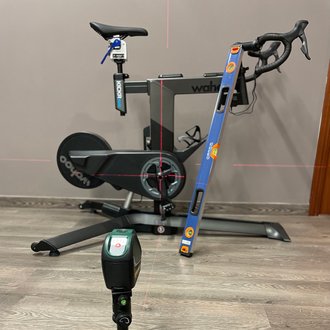 Fit bike en proceso de ajuste de medidas, para simular la geometría de una bicicleta específica. Fase inicial del estudio pre-compra.