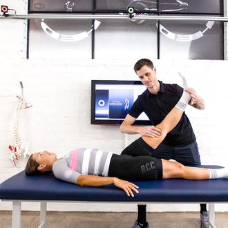 Alguna de las maniobras incluidas en el estudio físico previo, o test de flexibilidad y rango de movimiento articular. 